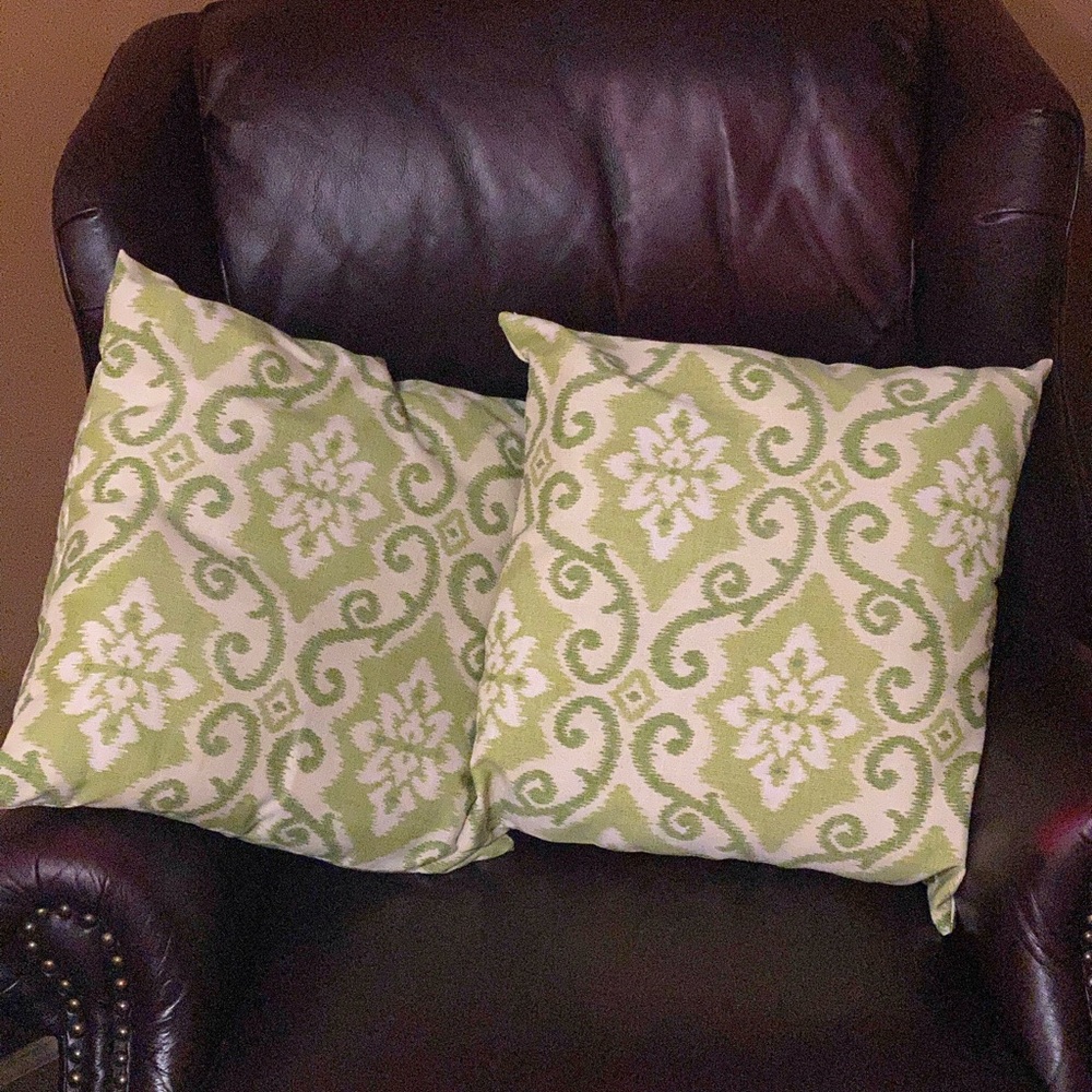2 green pillows